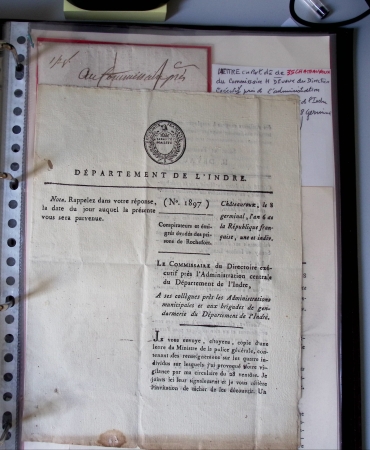 Bel album brun simili-cuir Leuchtturm avec boitier contenant 37 marques postales de Chateauroux + 6 décrets et documents dont plis de la Révolution Française. A étudier. TB