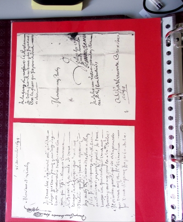 Bel album brun simili-cuir Leuchtturm avec boitier contenant 37 marques postales de Chateauroux + 6 décrets et documents dont plis de la Révolution Française. A étudier. TB