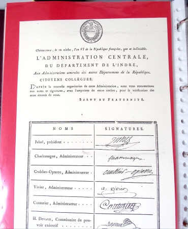 Bel album brun simili-cuir Leuchtturm avec boitier contenant 37 marques postales de Chateauroux + 6 décrets et documents dont plis de la Révolution Française. A étudier. TB