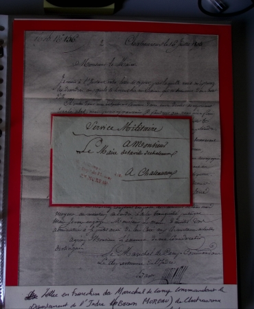 Bel album brun simili-cuir Leuchtturm avec boitier contenant 71 plis de ou pour Chateauroux avec MP et CAD dont lettre pour Chateauroux avec MP ronde "Bureau français Rome", 3 MP rouges "P 35 P Chateauroux", 2 franchise