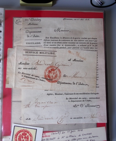 Bel album brun simili-cuir Leuchtturm avec boitier contenant 71 plis de ou pour Chateauroux avec MP et CAD dont lettre pour Chateauroux avec MP ronde "Bureau français Rome", 3 MP rouges "P 35 P Chateauroux", 2 franchise