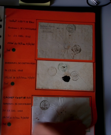 Bel album brun simili-cuir Leuchtturm avec boitier contenant 71 plis de ou pour Chateauroux avec MP et CAD dont lettre pour Chateauroux avec MP ronde "Bureau français Rome", 3 MP rouges "P 35 P Chateauroux", 2 franchise
