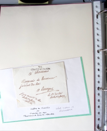 Bel album brun simili-cuir Leuchtturm avec boitier contenant 71 plis de ou pour Chateauroux avec MP et CAD dont lettre pour Chateauroux avec MP ronde "Bureau français Rome", 3 MP rouges "P 35 P Chateauroux", 2 franchise