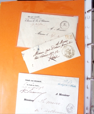 Bel album brun simili-cuir Leuchtturm avec boitier contenant 71 plis de ou pour Chateauroux avec MP et CAD dont lettre pour Chateauroux avec MP ronde "Bureau français Rome", 3 MP rouges "P 35 P Chateauroux", 2 franchise