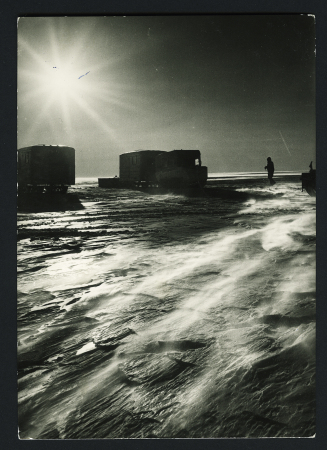 TAAF n°15 OBL Terre Adélie (1.1.61) sur carte photo noir et blanc véhicules dans le blizzard avec diverses signatures dont F.Digeon. TB