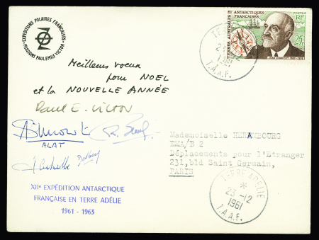 TAAF n°19, 25F Charcot, OBL CAD "Terre Adélie TAAF" (23.12.1961) sur carte de vœux PEV (explorateur en panne dans son véhicule à chenilles) avec griffe 12e expédition et diverses signatures. TB