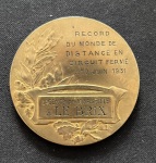 Médaille d'un journal L'Ami du Peuple avec mention gravée "record du monde de distance en circuit fermé 7 - 10 juin 1931 - l'agence de Marseille à Le Brix". TB
