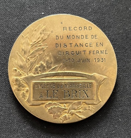 Médaille d'un journal L'Ami du Peuple avec mention gravée "record du monde de distance en circuit fermé 7 - 10 juin 1931 - l'agence de Marseille à Le Brix". TB