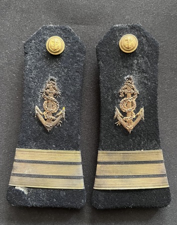 Paire d'épaulettes en tissu et métal avec 2 ancres de marine de lieutenant de vaisseau ayant appartenu à Le Brix. TB