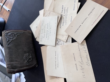 Pochette en cuir contenant diverses cartes de visite dont une de Le Brix et une de René Fonck, l'as des as de 1914 - 1918. TB