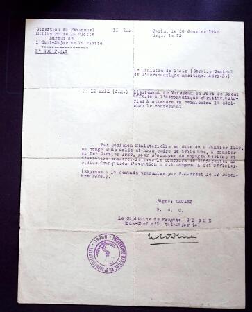 6 documents officiels dont promotion comme enseigne de vaisseau, brevet de pilote de ballon libre. TB