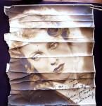 Grande photo (ayant été enroulée, donc nombreux plis) de l'actrice Jeanette Mac Donald "To my friends in Japan". B