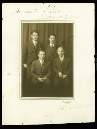 Photo datée Tokyo 4 avril 1928 : Le Brix entouré de 3 japonais avec dédicace en français "Au maitre de l'air Lieutenant Le Brix". Rare et TB