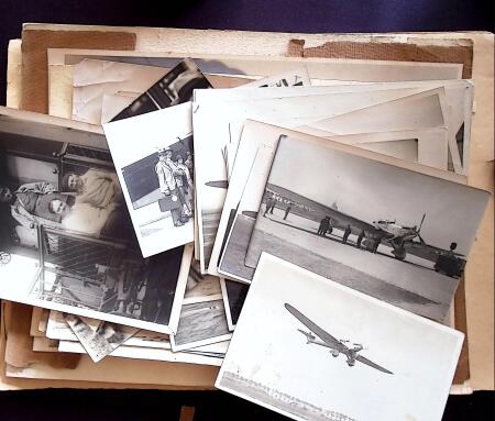 Plusieurs dizaines de photos d'époque, surtout avions dont le Trait d'Union, mais aussi un portrait de Le Brix avec dédicaces de Maryse Bastié et Marcel Reine. TB