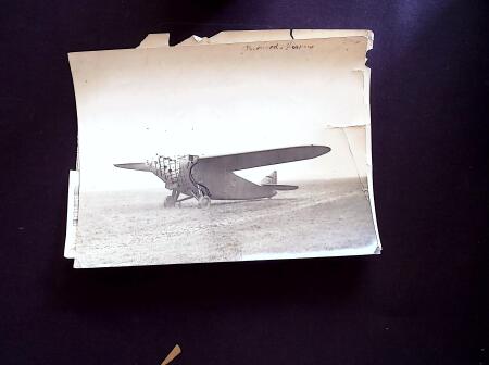 Plusieurs dizaines de photos d'époque, surtout avions dont le Trait d'Union, mais aussi un portrait de Le Brix avec dédicaces de Maryse Bastié et Marcel Reine. TB