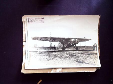 Plusieurs dizaines de photos d'époque, surtout avions dont le Trait d'Union, mais aussi un portrait de Le Brix avec dédicaces de Maryse Bastié et Marcel Reine. TB