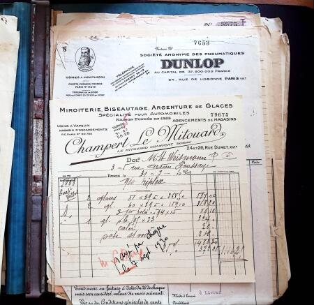 Ensemble de documents (surtout factures) concernant Le Brix, dont une commande d'assiette représentant le Trait d'Union à la maison de porcelaines Théodore Haviland à Limoges et des factures concernant l'automobile T
