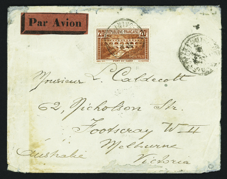 N°262, 20F Pont du Gard OBL Paris (1929) seul sur lettre avec au verso 3 vignettes bistres "La Belle France" pour Melbourne (Australie), quelques mouillures sinon TB. Cote 350€.  