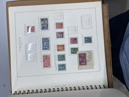 1900-1988 Deux collections de timbres (1 neuve, 1 obl.)