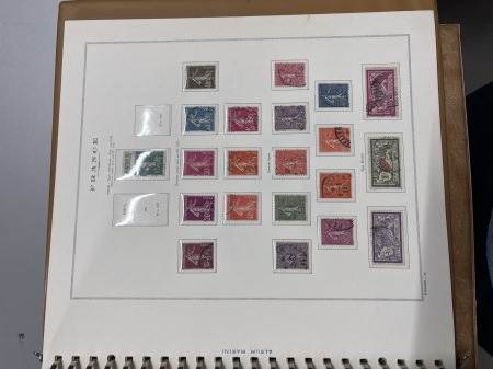 1900-1988 Deux collections de timbres (1 neuve, 1 obl.)