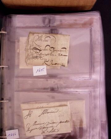 1625-1860 +370 lettres accumulées en 4 classeurs,