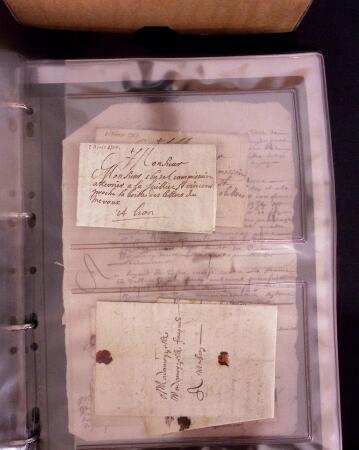 1625-1860 +370 lettres accumulées en 4 classeurs,