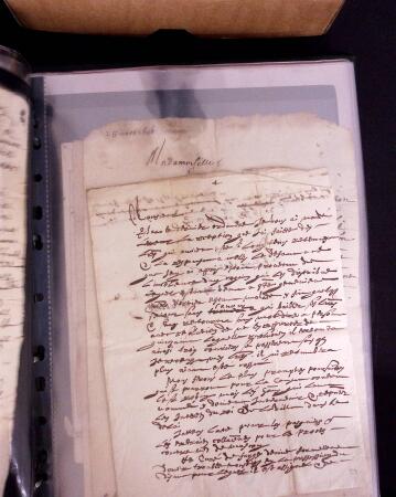 1625-1860 +370 lettres accumulées en 4 classeurs,