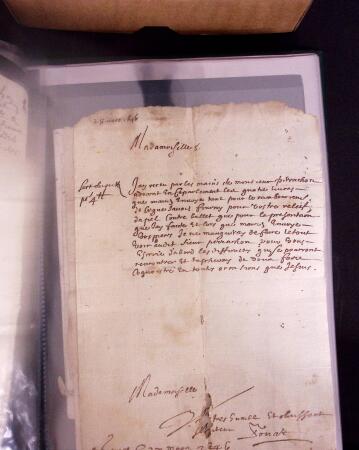 1625-1860 +370 lettres accumulées en 4 classeurs,