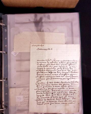 1625-1860 +370 lettres accumulées en 4 classeurs,