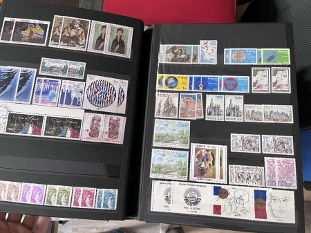 1975-2010 4 albums/classeurs de France neuf en quantité multiple, dont carnets TV