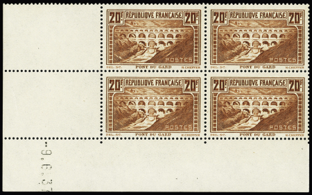 1930 N°262 20f Pont du Gard, lot de 46 timbres neufs ** dont 10 coins datés (à noter erreurs de date 26.11.1931 et 16.09.1937, et n°262b), TB