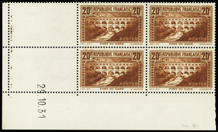 1930 N°262 20f Pont du Gard, lot de 46 timbres neufs ** dont 10 coins datés (à noter erreurs de date 26.11.1931 et 16.09.1937, et n°262b), TB