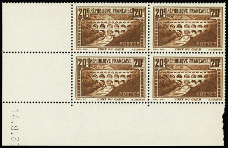 1930 N°262 20f Pont du Gard, lot de 46 timbres neufs ** dont 10 coins datés (à noter erreurs de date 26.11.1931 et 16.09.1937, et n°262b), TB