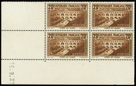 1930 N°262 20f Pont du Gard, lot de 46 timbres neufs ** dont 10 coins datés (à noter erreurs de date 26.11.1931 et 16.09.1937, et n°262b), TB