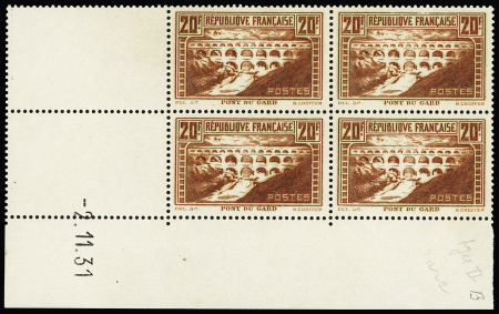 1930 N°262 20f Pont du Gard, lot de 46 timbres neufs ** dont 10 coins datés (à noter erreurs de date 26.11.1931 et 16.09.1937, et n°262b), TB