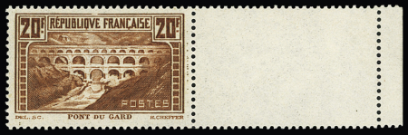 1930 N°262 20f Pont du Gard, lot de 46 timbres neufs ** dont 10 coins datés (à noter erreurs de date 26.11.1931 et 16.09.1937, et n°262b), TB