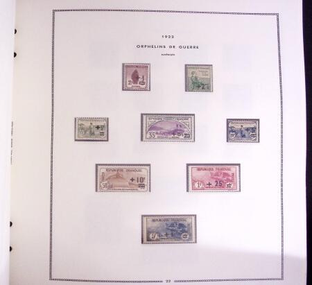 1849-2001, Collection de timbres de France en 4 albums MOC, des neufs dans les classiques, à noter n°1 et 9 obl., n°262 et Caisse d'amortissement en neufs, BF 3 et 6, PA 1/2, Prés, carnets Croix-Rouge 1952 et suivant