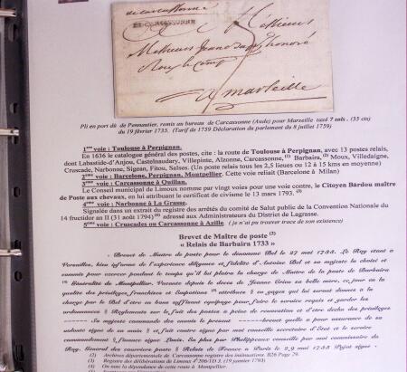 1746-1900, Collection d'exposition LA POSTE DANS L'AUDE en 80 pages avec une belle panoplie de PP à numéro, cursives rouges, T22, doubles cursives, PC du GC de Ginestas