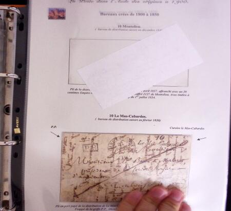 1746-1900, Collection d'exposition LA POSTE DANS L'AUDE en 80 pages avec une belle panoplie de PP à numéro, cursives rouges, T22, doubles cursives, PC du GC de Ginestas
