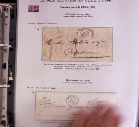 1746-1900, Collection d'exposition LA POSTE DANS L'AUDE en 80 pages avec une belle panoplie de PP à numéro, cursives rouges, T22, doubles cursives, PC du GC de Ginestas