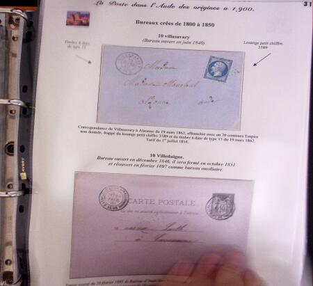 1746-1900, Collection d'exposition LA POSTE DANS L'AUDE en 80 pages avec une belle panoplie de PP à numéro, cursives rouges, T22, doubles cursives, PC du GC de Ginestas