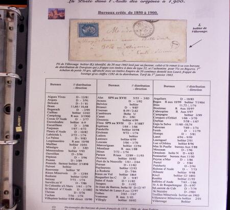 1746-1900, Collection d'exposition LA POSTE DANS L'AUDE en 80 pages avec une belle panoplie de PP à numéro, cursives rouges, T22, doubles cursives, PC du GC de Ginestas