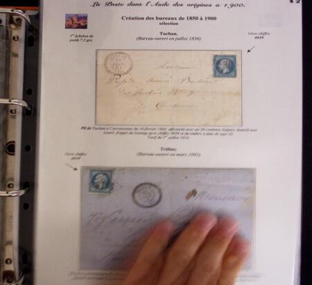 1746-1900, Collection d'exposition LA POSTE DANS L'AUDE en 80 pages avec une belle panoplie de PP à numéro, cursives rouges, T22, doubles cursives, PC du GC de Ginestas