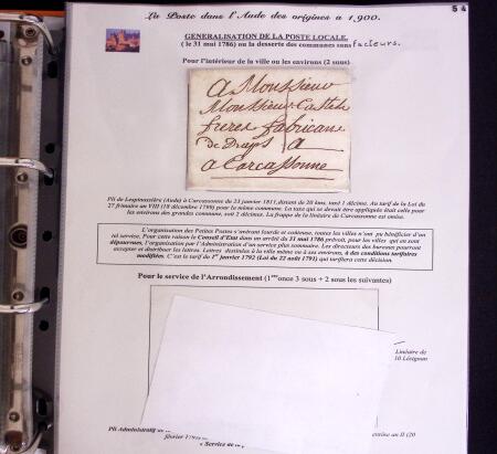 1746-1900, Collection d'exposition LA POSTE DANS L'AUDE en 80 pages avec une belle panoplie de PP à numéro, cursives rouges, T22, doubles cursives, PC du GC de Ginestas