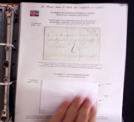 1746-1900, Collection d'exposition LA POSTE DANS L'AUDE en 80 pages avec une belle panoplie de PP à numéro, cursives rouges, T22, doubles cursives, PC du GC de Ginestas