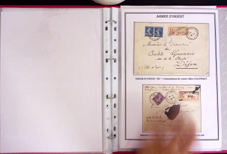 1915-1927, ARMEES d'ORIENT Collection de 27 lettres sur pages d'album avec càd Trésor et Poste, des recommandés, griffe "ARMEES ALLIEES EN ORIENT / POSTE AERIENNE", griffe "POSTES SERBES" sur 5c Semeuse vert sur bande