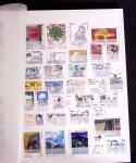 1992-2019 Une petite boite avec 2 albums de timbres