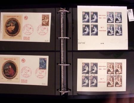 1918-1974, 2 classeurs de Croix-Rouge commençant par quelques lettres avec n°146 et 147 continuant avec les carnets mais surtout des essais de couleurs, des épreuves d'artistes en général signés, des épreuves de l