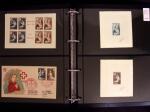 1918-1974, 2 classeurs de Croix-Rouge commençant par quelques lettres avec n°146 et 147 continuant avec les carnets mais surtout des essais de couleurs, des épreuves d'artistes en général signés, des épreuves de l
