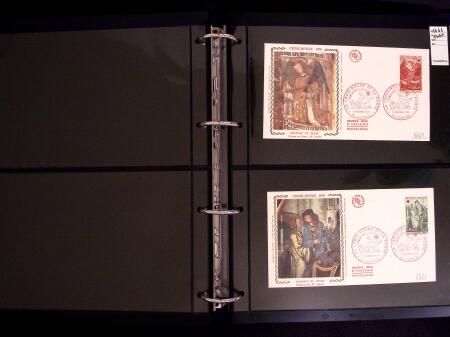 1918-1974, 2 classeurs de Croix-Rouge commençant par quelques lettres avec n°146 et 147 continuant avec les carnets mais surtout des essais de couleurs, des épreuves d'artistes en général signés, des épreuves de l